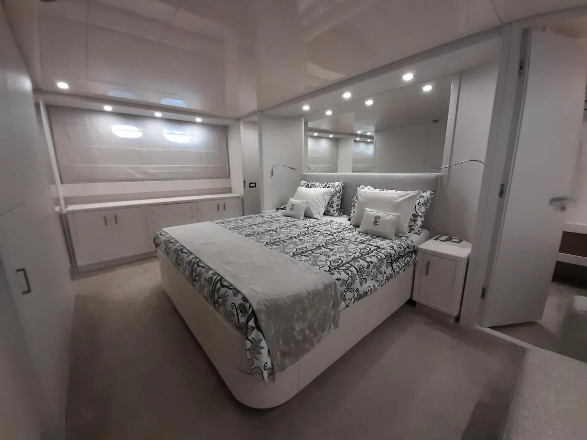 Úszó hotel Luxury Yacht Portosole Hotel San Remo Olaszország